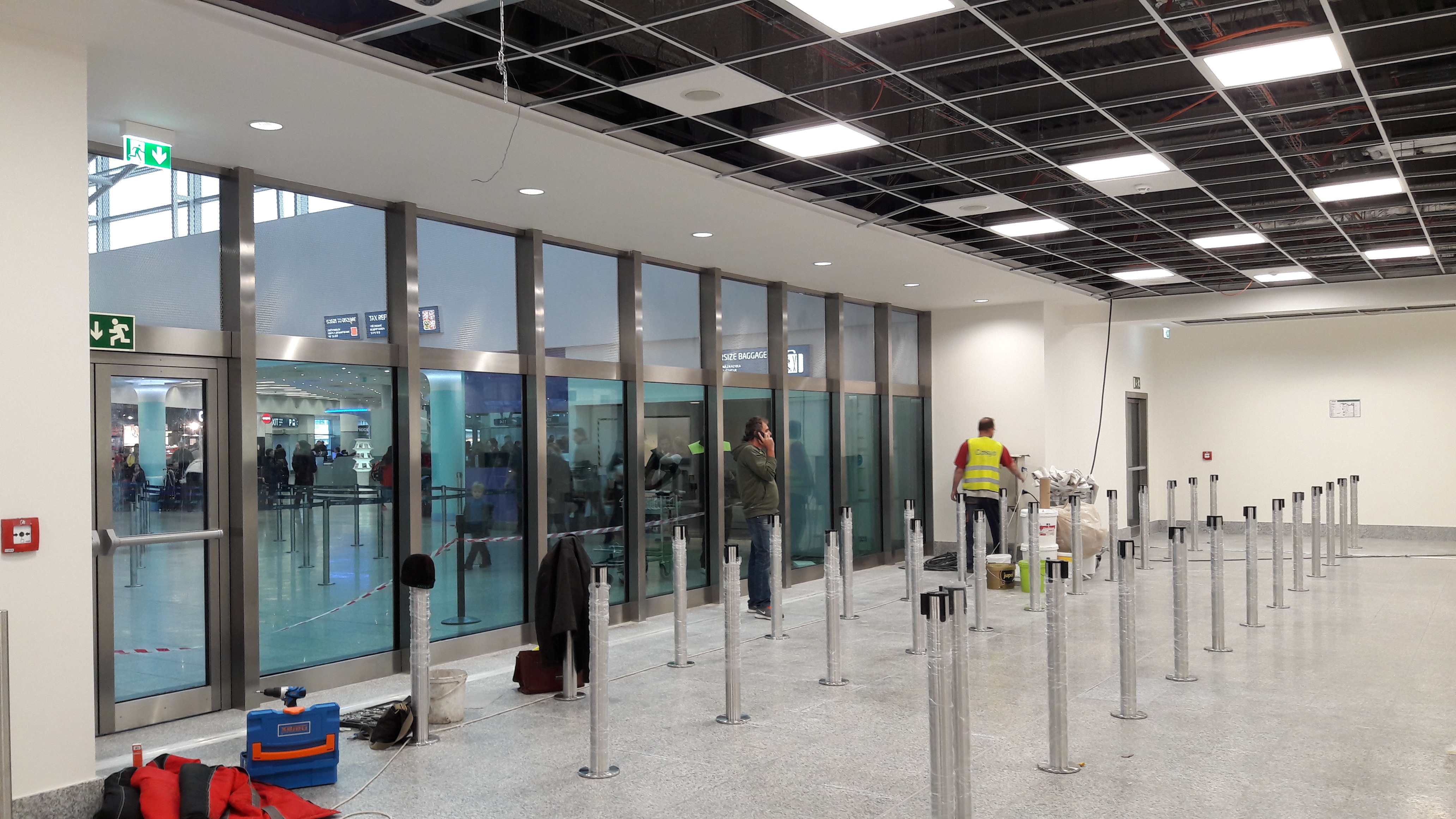 Prague airport equipped with lightweight transparent laminente windows